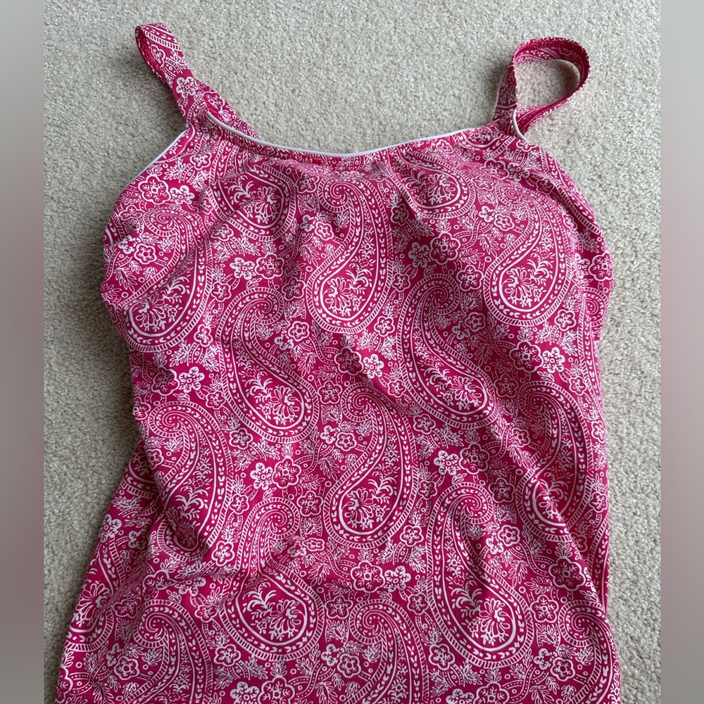 Like new! Lands end hot pink swim top !